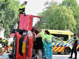 De brandweer bevrijdde de vrouw (foto: Toby de Kort)