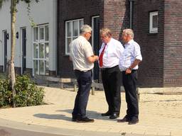 Voorzitter Jan Vos van Stichting Oorlogsmonument Verzetsplein met twee leden