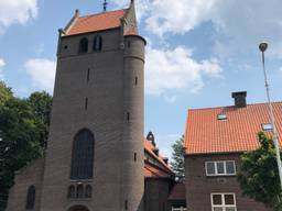 De pastorie (rechts) en de Vlokhovense kerk (foto: René van Hoof).
