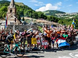 Steven Kruijswijk onder luide aanmoedigingen op weg naar de top (foto: ANP).