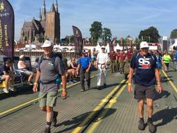 Vierdaagselopers wandelen door Cuijk.