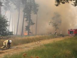 Er komt veel rook vrij bij de brand. (Foto: Berry van gaal)