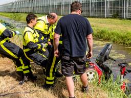 Met man en macht wordt de scootmobiel de kant op getrokken ((Foto: Marcel van Dorst SQ Vision Mediaprodukties)