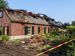 Van het dak is weinig meer over (Foto: Danny van Schijndel).