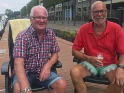 Ton (links) en Hans (rechts) genieten altijd als ze tijdens de kermis met de boot in Tilburg liggen