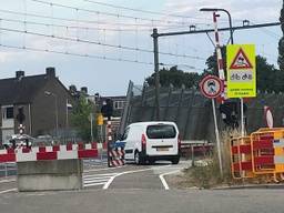 Een automobilist rijdt over de spoorwegovergang bij de Orthen in Den Bosch, terwijl dit verboden is. Foto: Carmen van Heeswijk