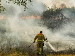 Flinke bermbrand in Helmond (Pim Verkoelen/SQ Vision Mediaprodukties).