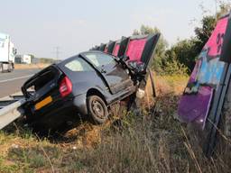 De auto kwam met flinke vaart tegen de geluidswal terecht (Willy Smits/112journaal).