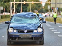 De auto is zwaar beschadigd (foto: Toby de Kort)