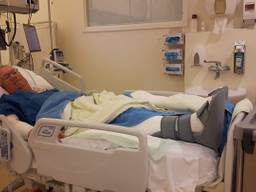 Slachtoffer Joop van Meer in het ziekenhuis na aanval door rottweilers. (Foto: Facebook Joop van Meer)