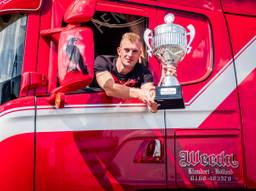 De beker past maar net op de foto. Trotse winnaar van het Truckstar Festival 2018: Stephan Spronsen van Weeda Transport uit Klundert.