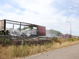 Het uitgebrande karkas op de A50 (foto: Maickel Keijzers/Hendriks Multimedia).