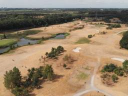 De golfbaan van Landgoed Bergvliet ligt er, op de greens na, kurkdroog bij. (foto: Wouter Reedijk)