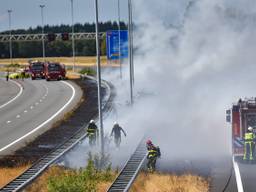 Bermbrand zorgt voor verkeersproblemen op A58  Foto Diederik Cools/ Stuve fotografie