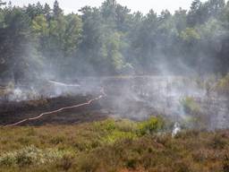 Het nablussen van de brand aan de Mastendreef duurt nog uren  Foto: Christian Traets