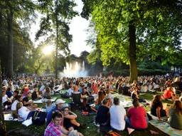 Heerlijke, bijna on-Nederlandse zomerdrukte op een dinsdagavond in Breda (foto: Fotografie Erald van der Aa).