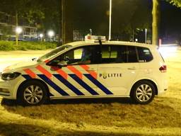 De politie controleerde de auto in de John F. Kennedylaan. (Foto: Danny van Schijndel)