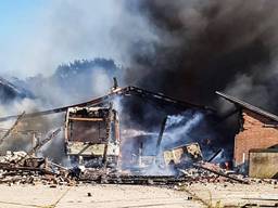 Van de bus is niets meer over. (Foto: Danny van Schijndel)