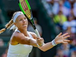 Bertens in actie tijdens de kwartfinale op Wimbledon. (Foto: ANP).