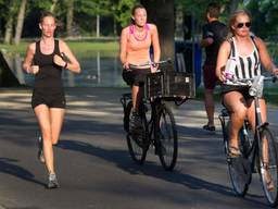 Joggen met warm weer kan, maar luister naar je lichaam. (Foto: ANP)