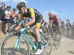 Steven Kruijswijk door het stof in de Tour de France (foto: VI Images).