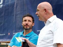 PSV-trainer Mark van Bommel luistert naar Toon Gerbrands. Foto's: VI Images