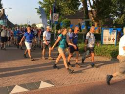 Wandelaars in het Gelderse Oosterhout. (Foto: Twitter @JosVerkuijlen)