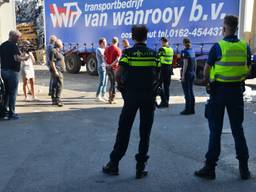 De politie is aanwezig bij de sluiting. Foto:  Perry Roovers/SQ Vision Mediaprodukties