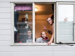 Poolse arbeidsmigranten in hun woning op een recreatiepark in Oss. (Foto: ANP).