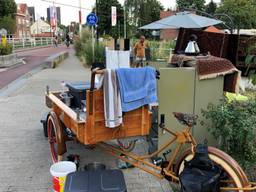 Sinds een paar jaar heeft Vittorio op deze plek in Tilburg een Perzisch ijshoekje gecreëerd. (Foto: Edwin Vossen)