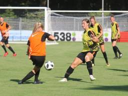 Aniek Nouwen (geel hesje in het midden) scoorde vandaag de 1-0 (foto: Fabian Eijkhout).