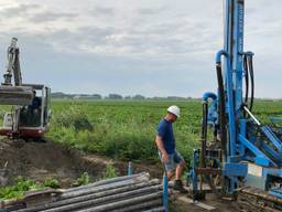 In Nieuw Vossemeer wordt een waterput geslagen. (foto: Paul Post)