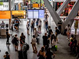 Reizigers op Eindhoven Airport. (Foto: ANP).