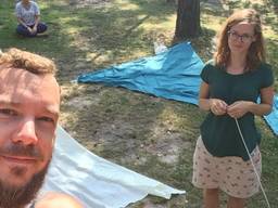Michiel en zijn aanstaande vrouw Beata op de locatie van het trouwfeest. (foto: Michiel Smits)