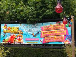 Banner met het programma van de Kermisfeesten in Oss (Foto: Imke van de Laar)