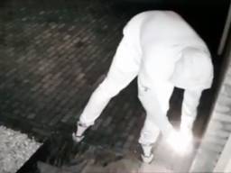 Man probeert voordeur in brand te steken.