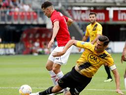 Menno Koch probeert Oussama Idrissi van scoren te houden (foto: VI Images).