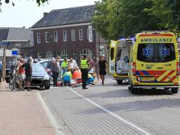 Fietser aangereden in centrum Liessel, door traumahelikopter naar ziekenhuis gebracht (Foto: Harrie Grijseels)