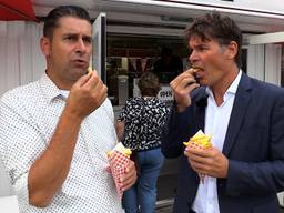 Ronald Sträter eet frietje met burgemeester Paul Depla van Breda.