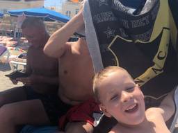 Fans van NAC en Willem II pesten elkaar op het Spaanse strand.