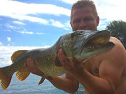 Donny ging natuurlijk maar wat graag op de foto met z'n snoek (foto: