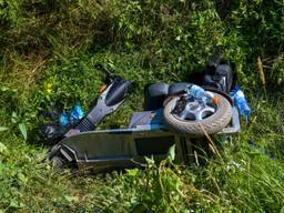 Man rijdt met scootmobiel in sloot en wordt anderhalf uur later bevrijd (Foto: Dave Hendriks)