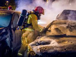 Een avondje naar de kermis: een totaal uitgebrande Mercedes en zwaar beschadigde Peugeot en Renault (Foto: Sem van Rijssel (SQ Vision)
