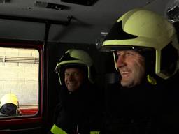 Rini (links) met collega Harry in de brandweerwagen