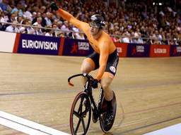 Harrie Lavreysen viert zijn bronzen plak (foto: VI Images).