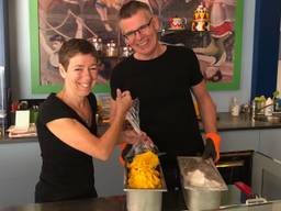 Rita en René bereiden de ijs in ijssalon Il Circo in Stiphout