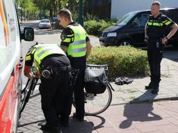 De bestelbus en fietster botsten op elkaar. (foto: Erik Haverhals).