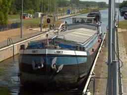 Schippers moeten wachten op andere schepen om gezamenlijk door sluis te varen