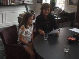 Eline (9) schreef een brief aan de burgemeester en mocht op bezoek komen. (Foto: Gemeente Zundert)