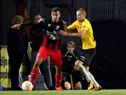 Arno Verschueren in duel met Excelsior-middenvelder Ali Messaoud (foto: VI Images).